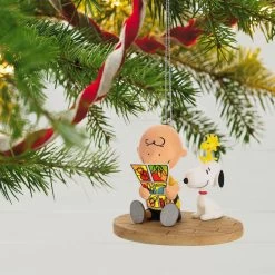 Hallmark The Peanuts® Gang Sunday Morning Funnies Ornament -Hallmark Toys Shop Charlie Brown Reading Comics Keepsake Ornament 2199QXI7039 02